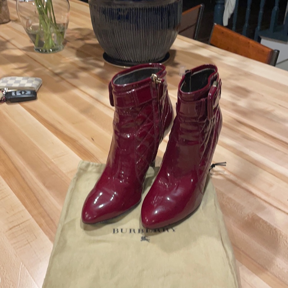 Diamond stitch pattern Burberry burgundy heels